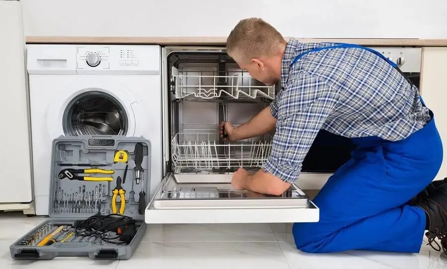Karasu Gaggenau servisi teknisyen ekibi beyaz eşya tamiri yaparken